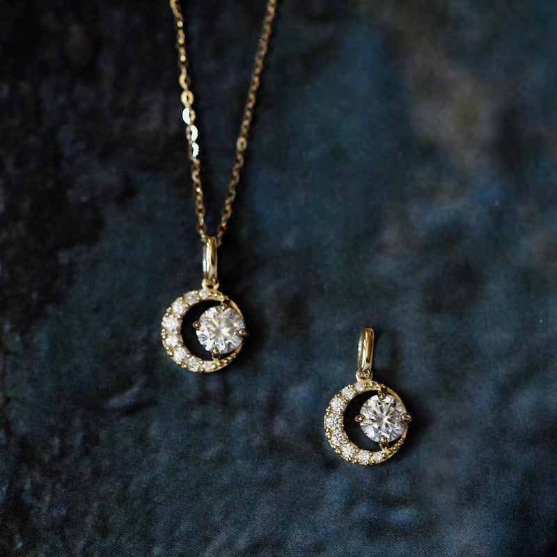 MINI CRECENT MOON PENDANT - Luminous Amore