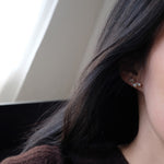 Load image into Gallery viewer, FEATHER PEARL STUD EARRINGS - Luminous Amore
