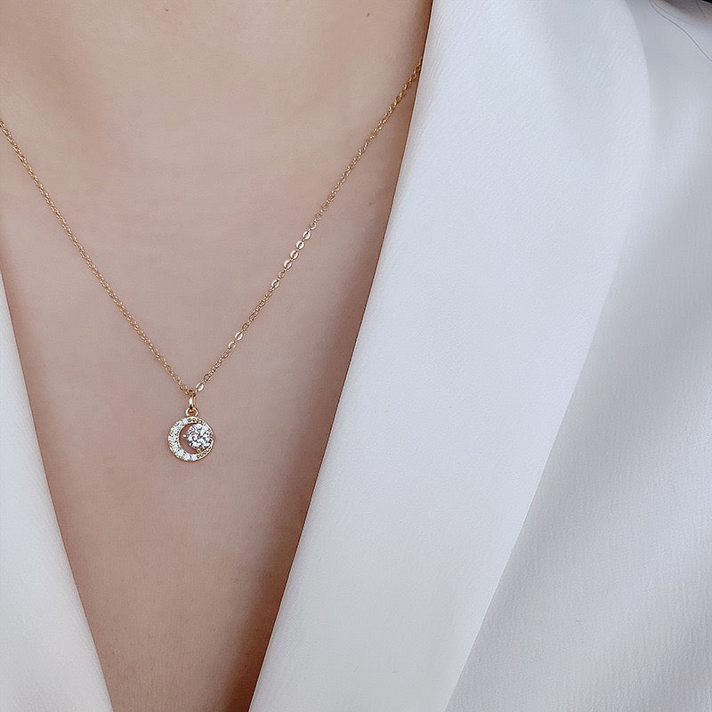 MINI CRECENT MOON PENDANT - Luminous Amore