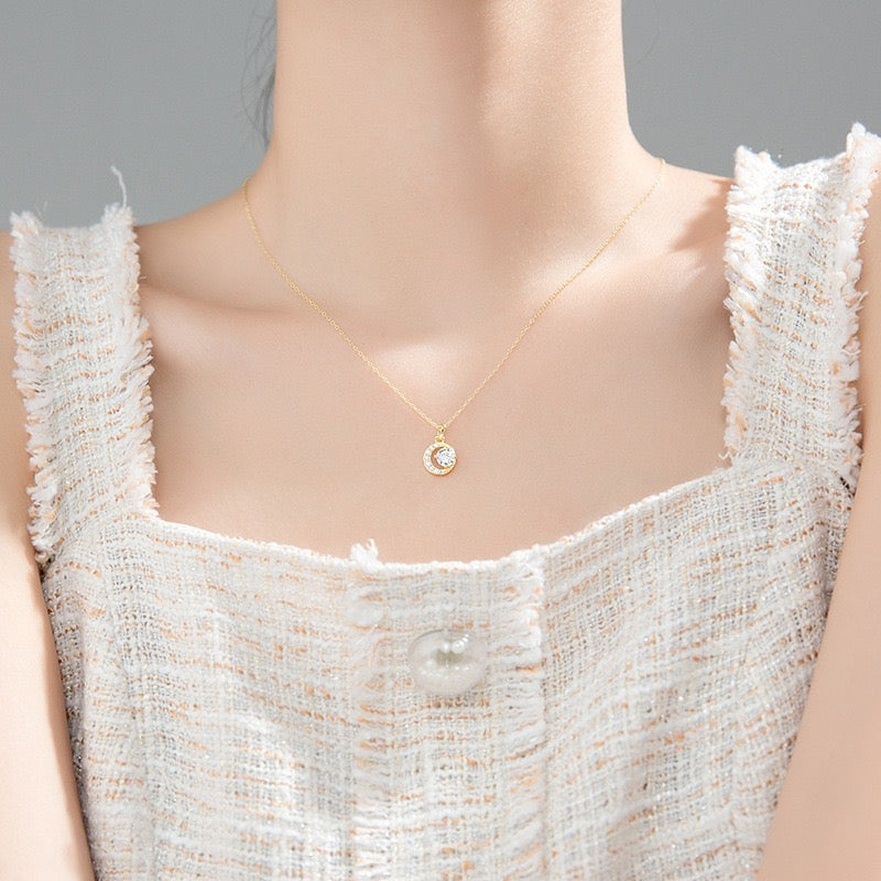 MINI CRECENT MOON PENDANT - Luminous Amore