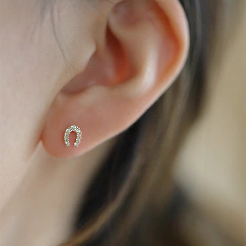 MINI HORSESHOE EARRINGS - Luminous Amore