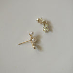 Load image into Gallery viewer, FEATHER PEARL STUD EARRINGS - Luminous Amore
