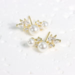 Load image into Gallery viewer, FEATHER PEARL STUD EARRINGS - Luminous Amore
