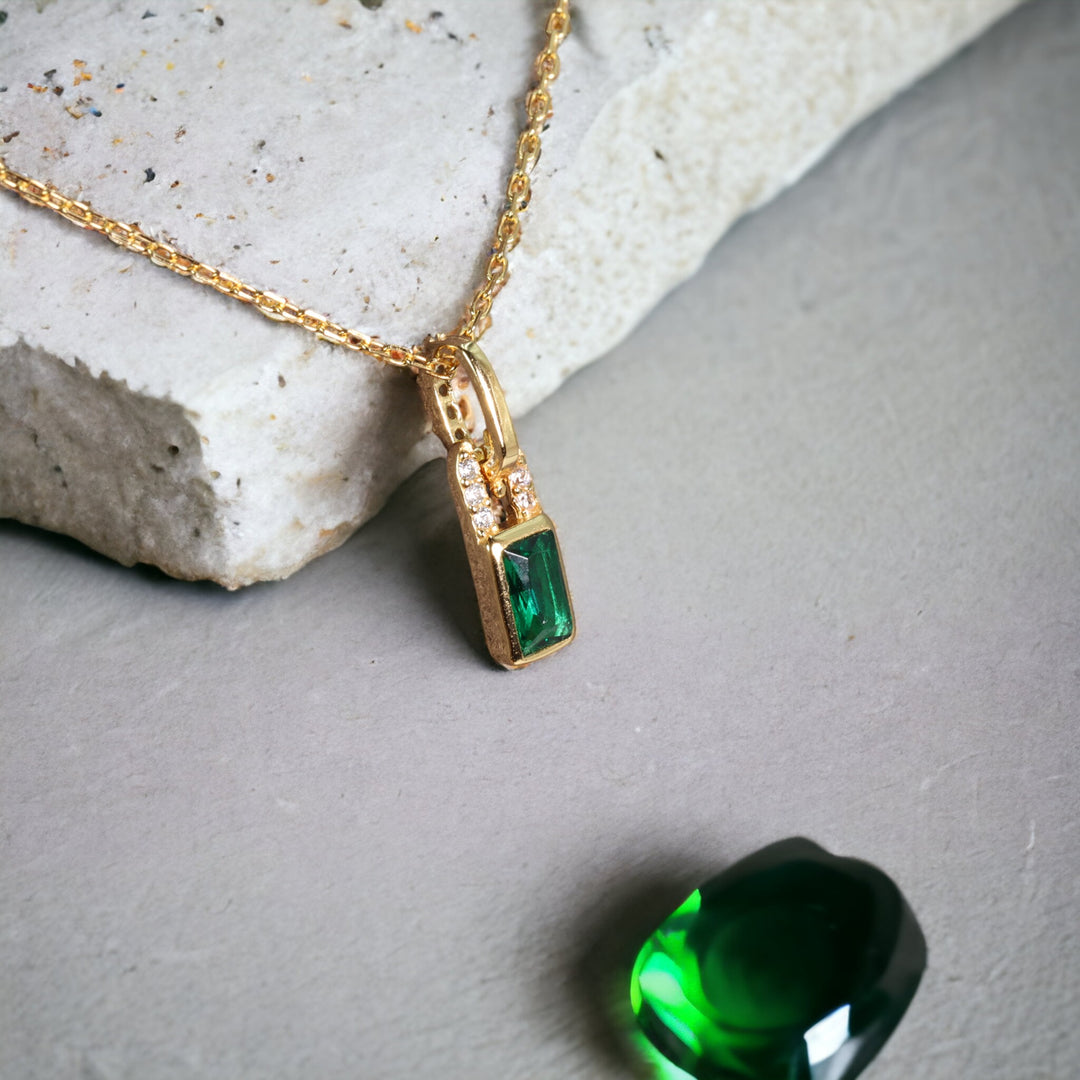 GREEN VINTAGE PENDANT NECKLACE - Luminous Amore